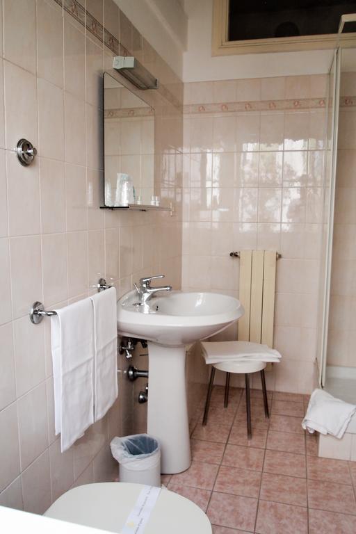 Doppel-/Zweibettzimmer mit Balkon